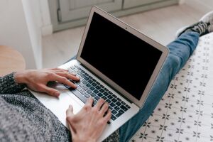 Компьютер включён, но экран чёрный &mdash; почему нет изображения?